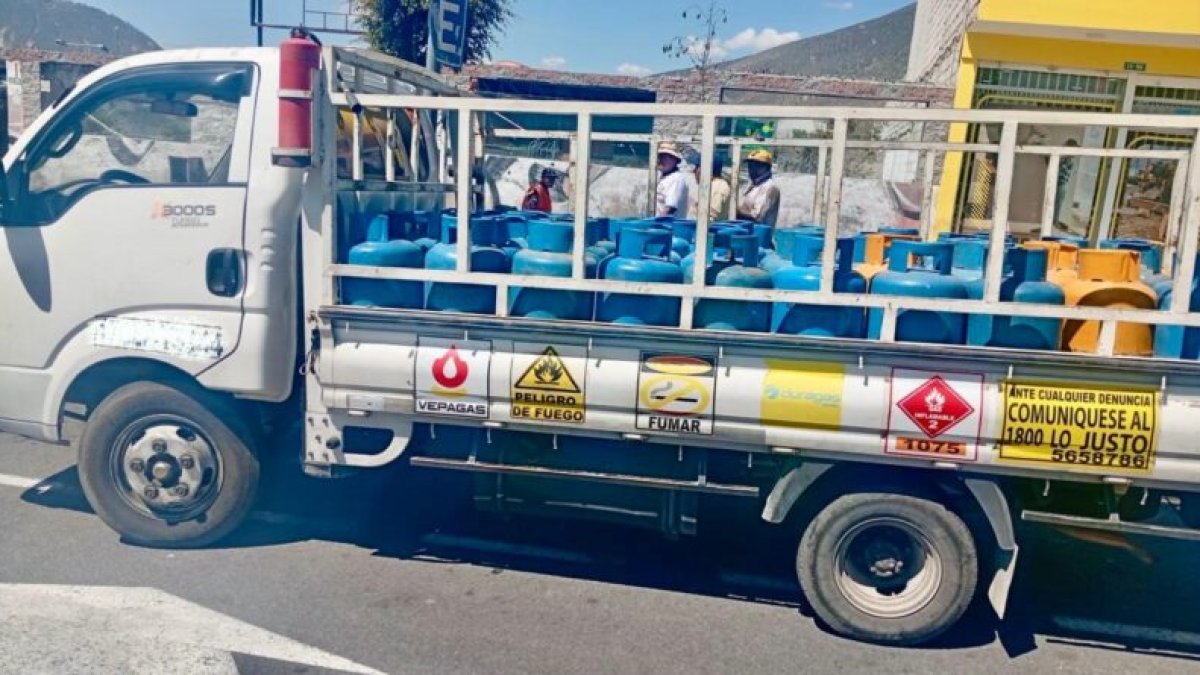 Irresponsabilidad al volante: Chofer ebrio llevaba 76 cilindros de gas en Quito