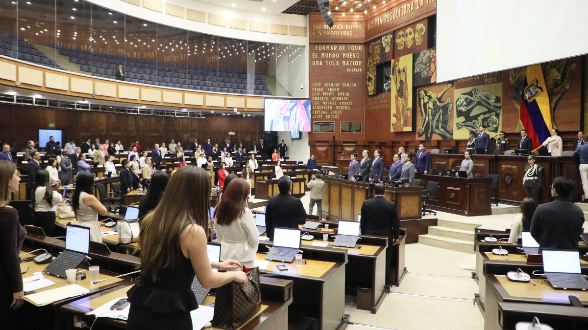 Sesión de la Asamblea Nacional en Quito, donde se recuerda el 30 de marzo como fecha para reivindicar el trabajo doméstico en Ecuador.