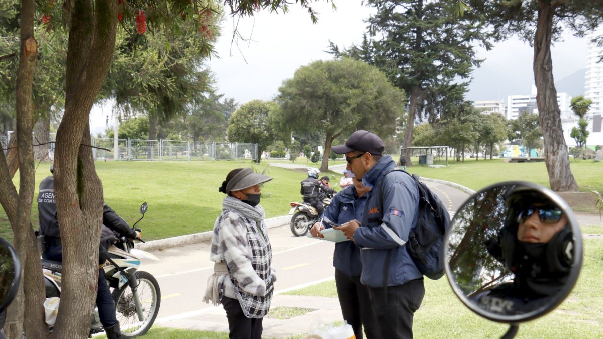 Los puestos de mando buscan reducir el comercio informal y recuperar el orden en espacios públicos.