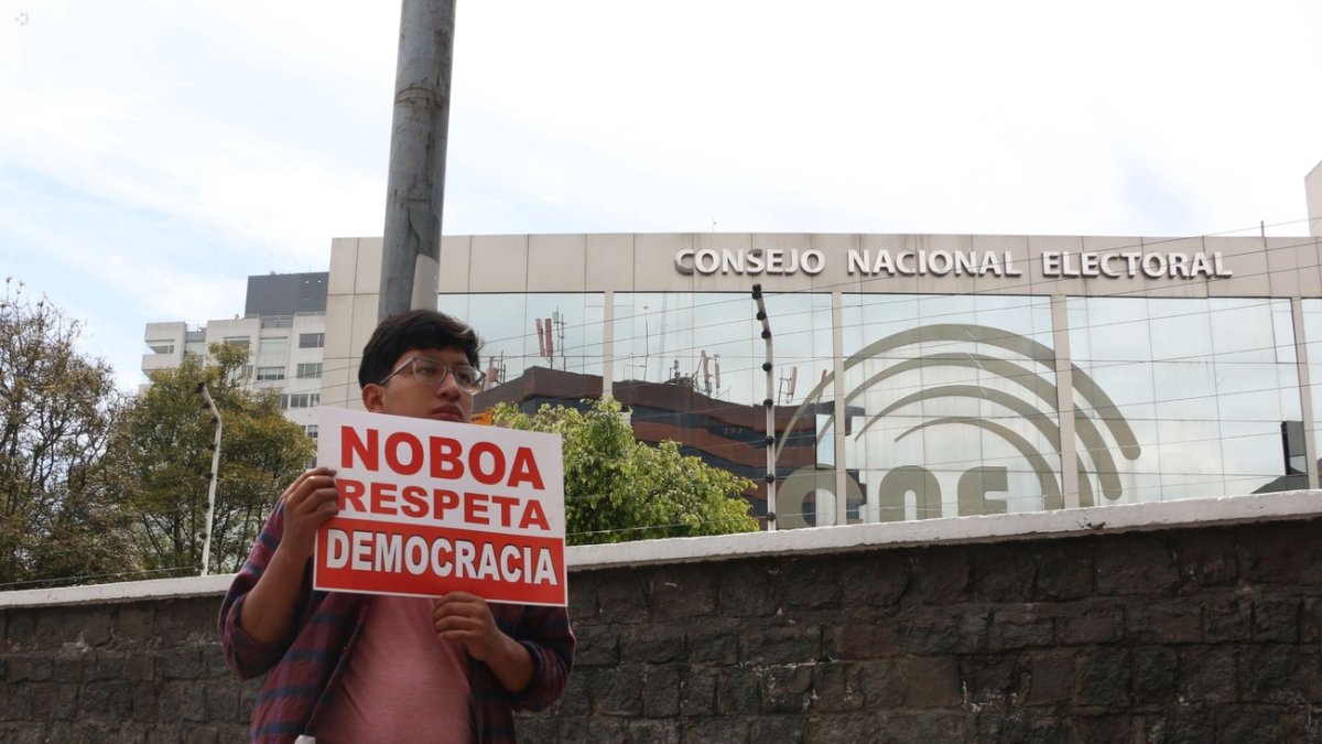 Militantes de Unidad Popular se ataron en los postes.