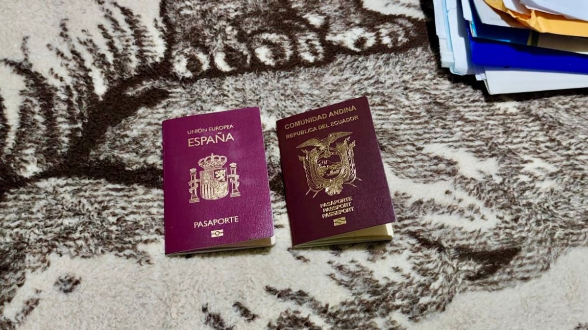 Entre los indicios recabados constan dos pasaportes, uno de España y otro de Ecuador.
