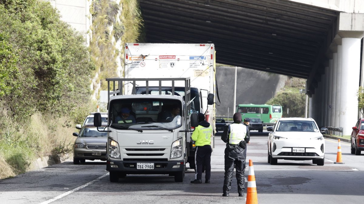 Desde que rige la restricción en la av. Simón Bolívar y Ruta Viva se han entregado 6.294 salvoconductos.