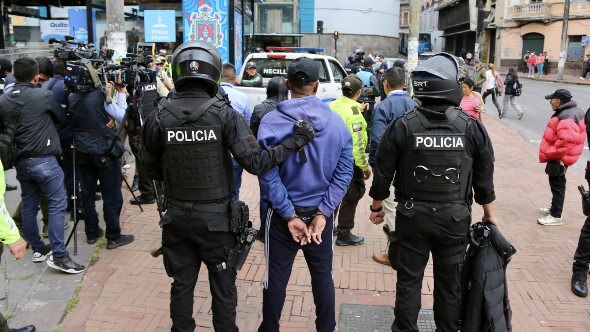 Agentes de la Policía Nacional realizan la detención de un ciudadano en el centro de Quito, en medio de operativos contra la delincuencia.