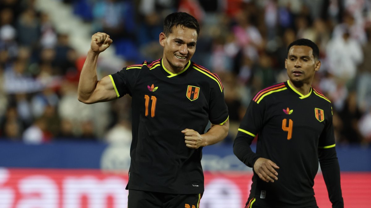 Jairo Vélez responde con goles en Perú, un doblete ante Honduras.