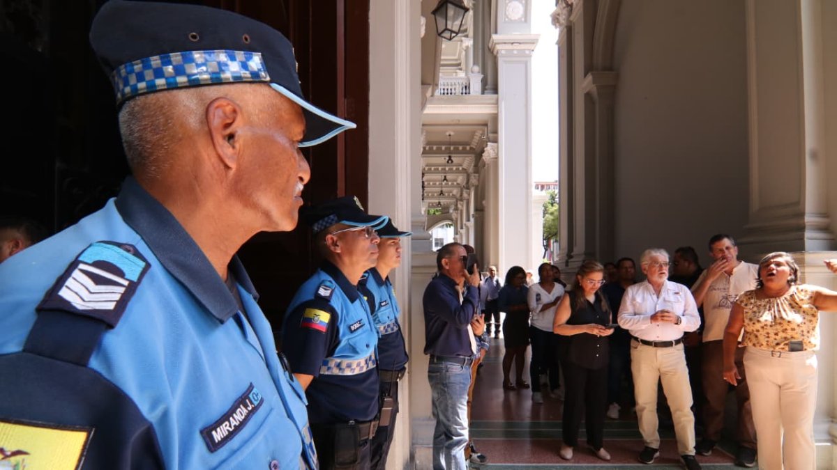Ambientes en los exteriores del Palacio Municipal este jueves 2 de abril.
