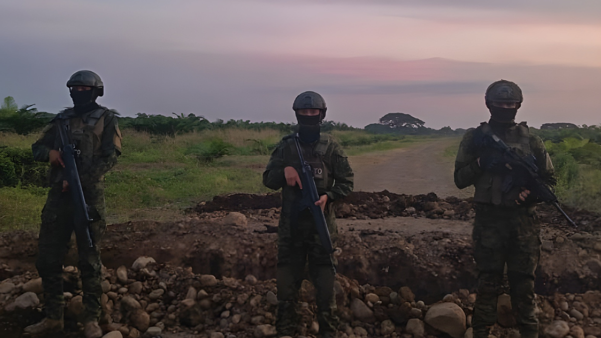 Militares en operativo en Los Ríos, donde se inhabilitó una pista clandestina vinculada al narcotráfico.