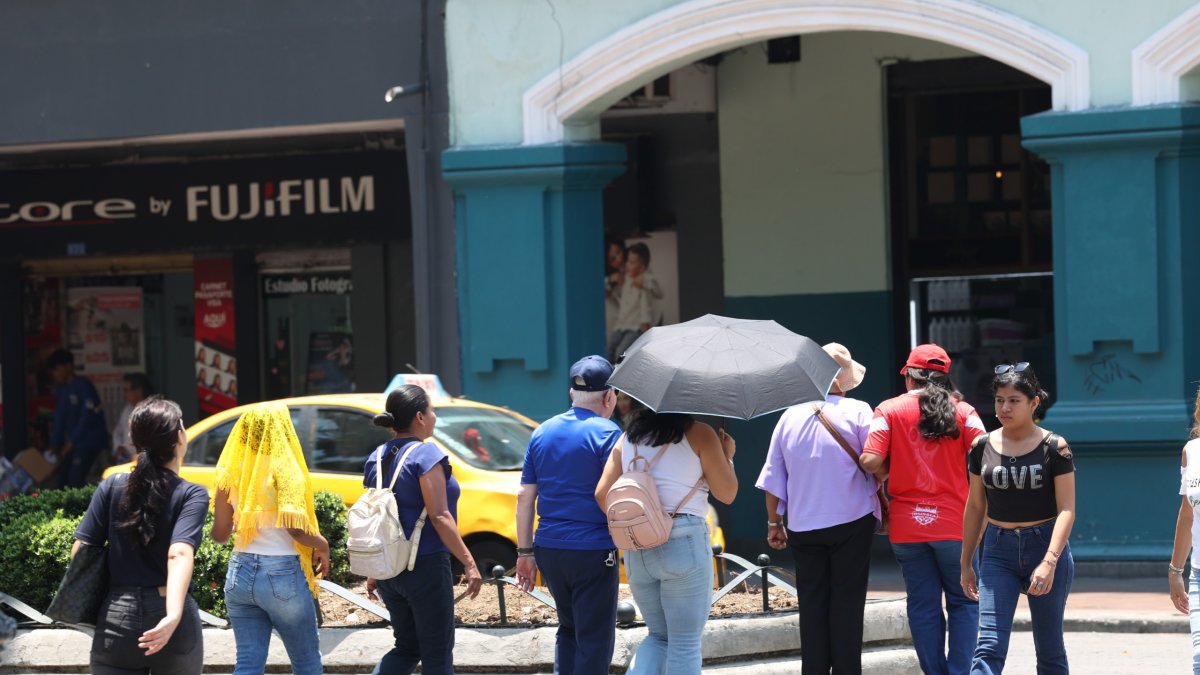 La ciudadanía utiliza sombrillas para protegerse del intenso sol que se registra en Guayaquil.