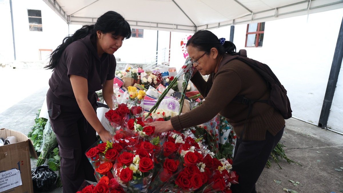 Trabajo. Voluntarios reciben y clasifican flores donadas. Las preparan con cuidado para adornar las andas con las que recorrerán la procesión.