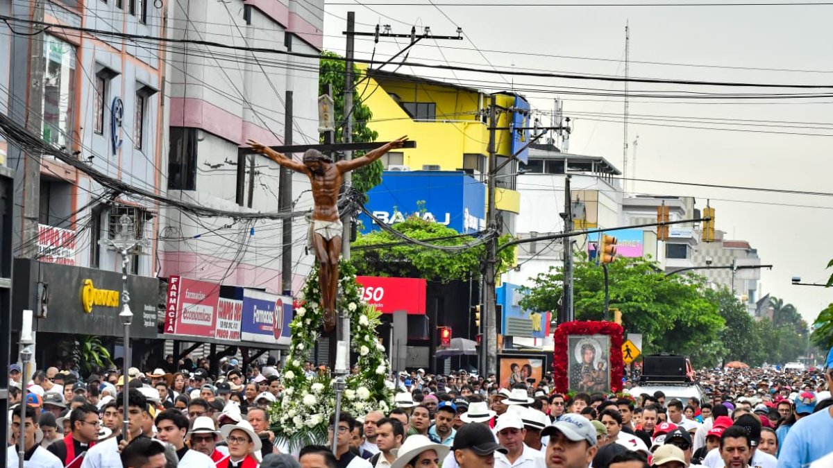 En la avenida Rodolfo Baquerizo Nazur se realizó la procesión de las parroquias del norte de Guayaquil para que la comunidad católica conmemore el Viernes Santo.