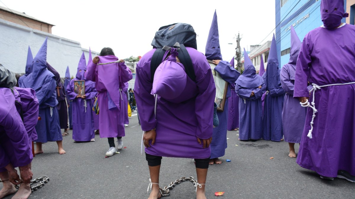 Más de 1.500 cucuruchos y verónicas participan en la procesión.