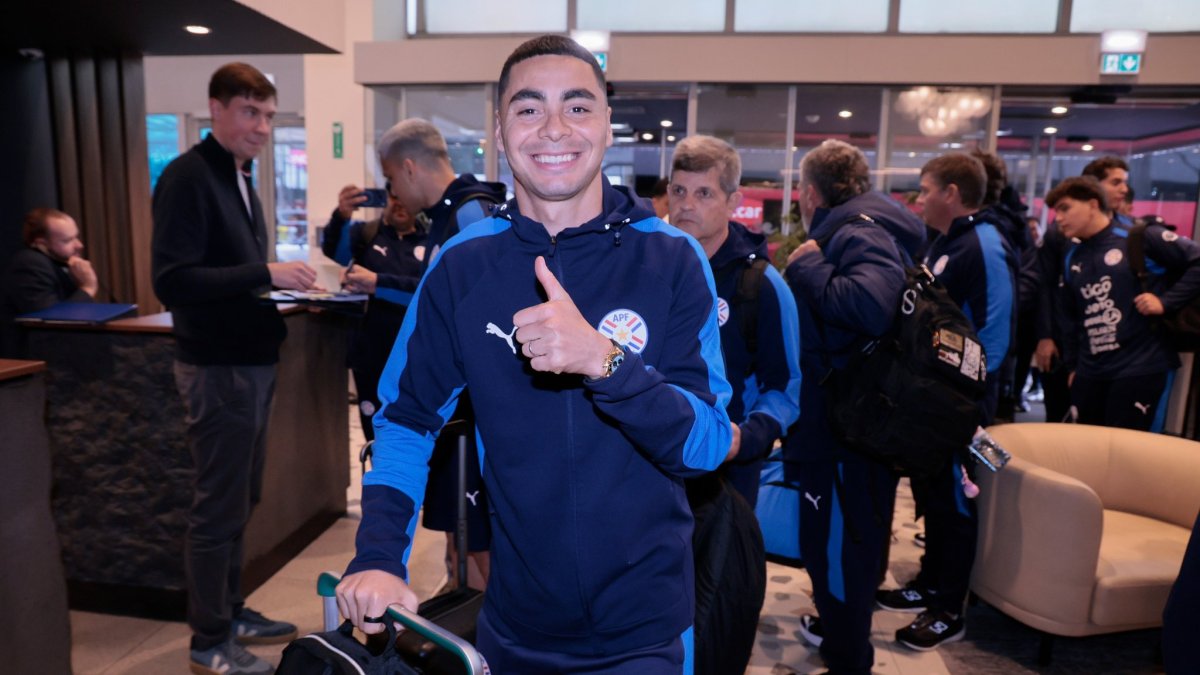 Jugadores de la selección paraguaya a su arribo a Francia para el último amistoso.