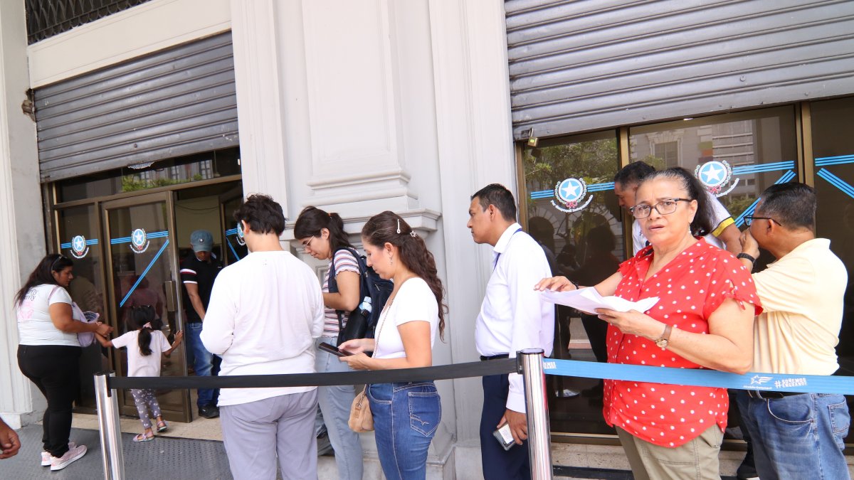 Las personas hacen filas para realizar los pagos en el Municipio.