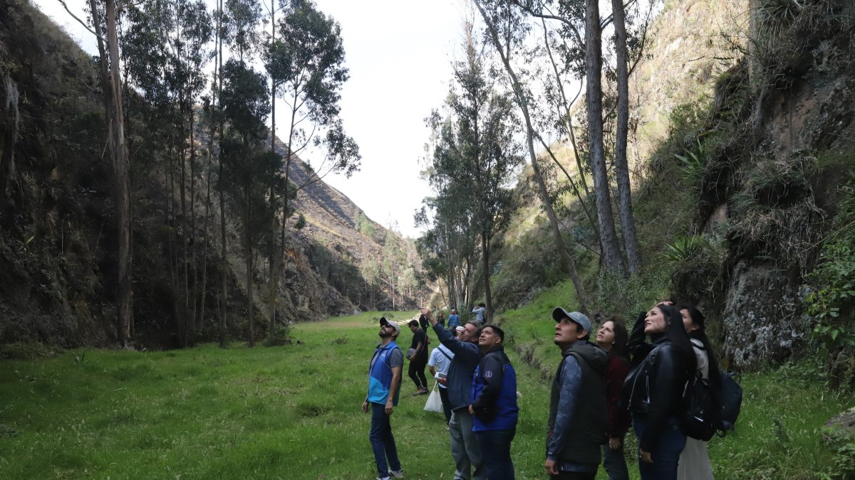 Un grupo de turistas recorre los paisajes de la provincia de Azuay.