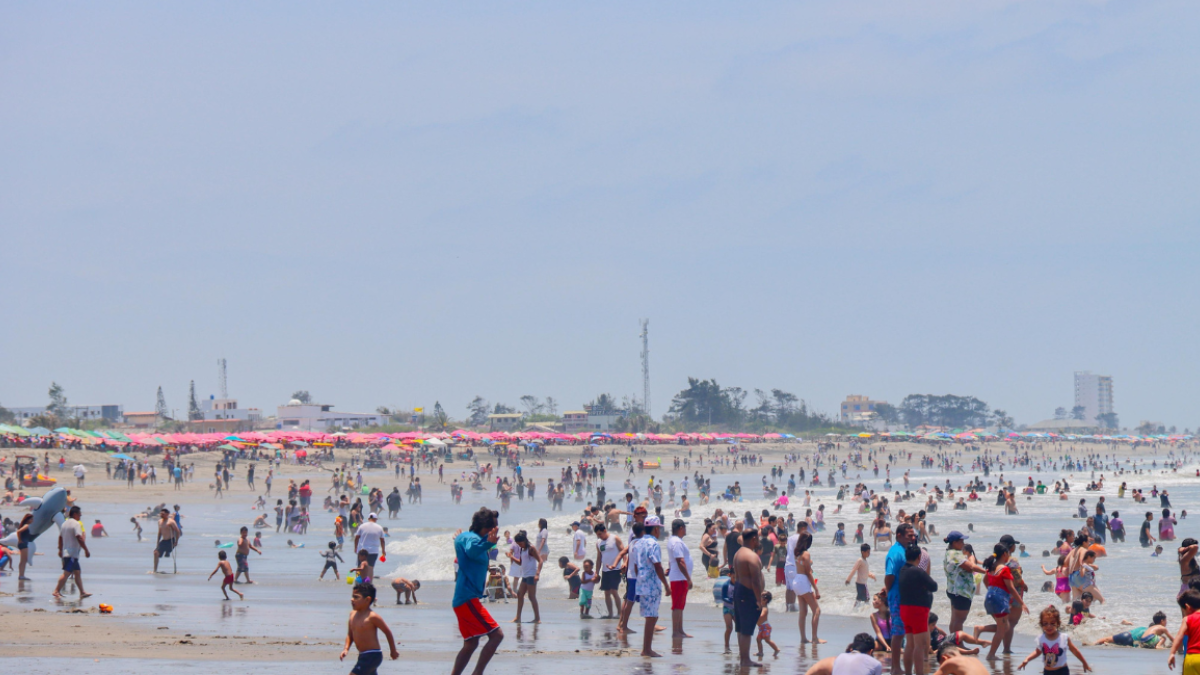 Turistas disfrutan de las playas ecuatorianas durante el feriado de Semana Santa, cuando el IVA se reducirá al 8 %.