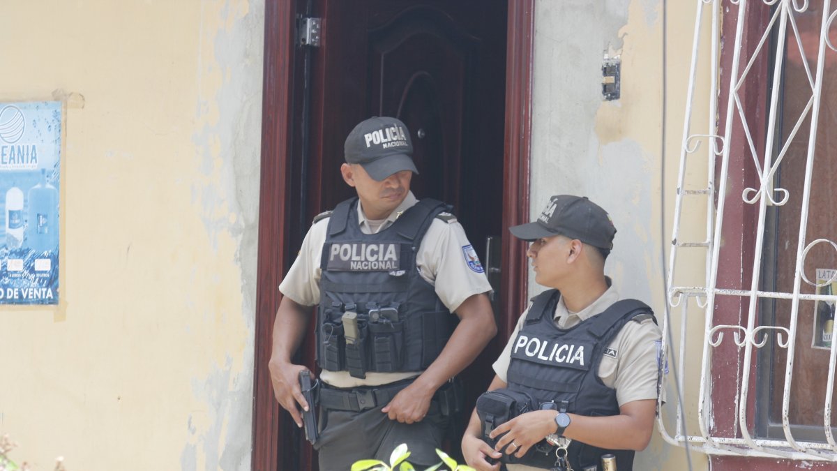 La Policía realizó el levantamiento del cadáver de Cuesta Castro y recolectó indicios en la escena del crimen.