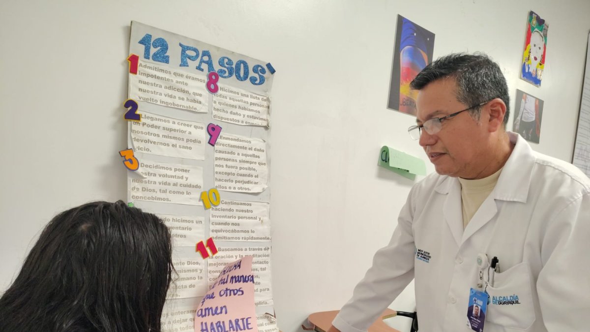 El médico José Giler atiende a diario a consumidoras que acuden al Centro Especializado en el Tratamiento de Adicciones (Cetad), de Bastión Popular, en busca de ayuda.