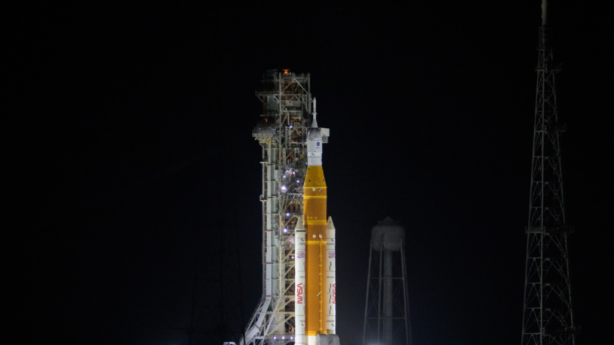 Fotografía cedida por la NASA donde se muestra el cohete del Sistema de Lanzamiento Espacial (SLS) y la nave espacial Orion de la misión Artemis II.