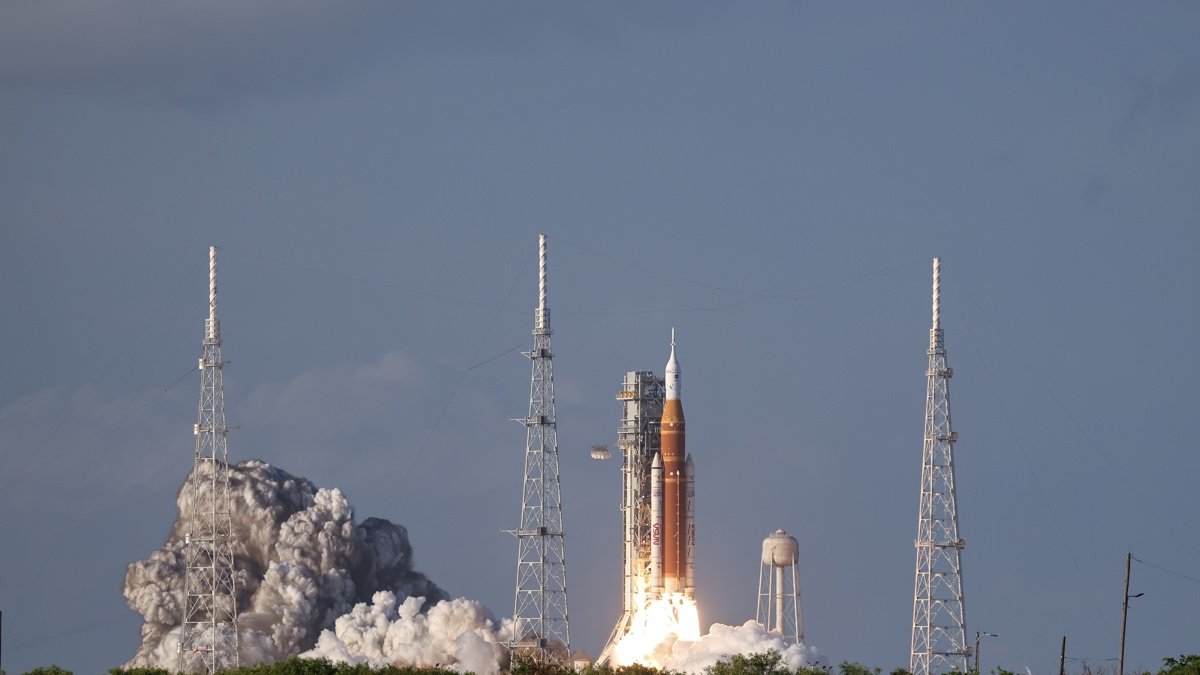 El cohete Space Launch System, que transportaba la cápsula Orion para la misión Artemis II, despegó de la plataforma de lanzamiento 39B en el Centro Espacial Kennedy el 1 de abril de 2026.
