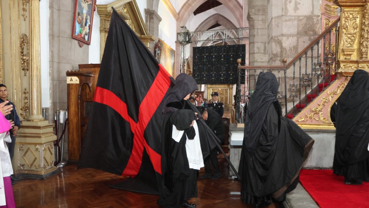 os canónigos arrastran las caudas en la Catedral Metropolitana de Quito, símbolo del pecado redimido por la cruz de Cristo.