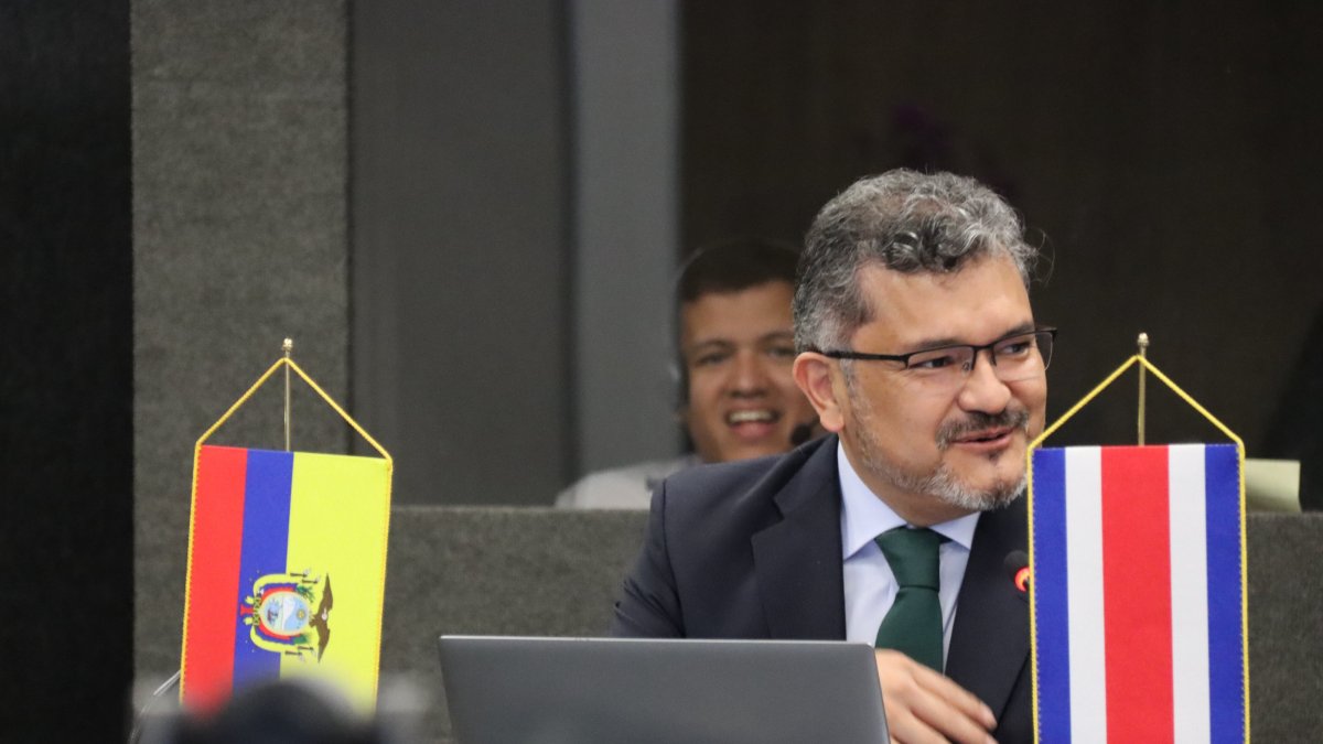 Alí Lozada, juez constitucional, es investigado por la Fiscalía por supuestas inconsistencias en su declaración patrimonial.