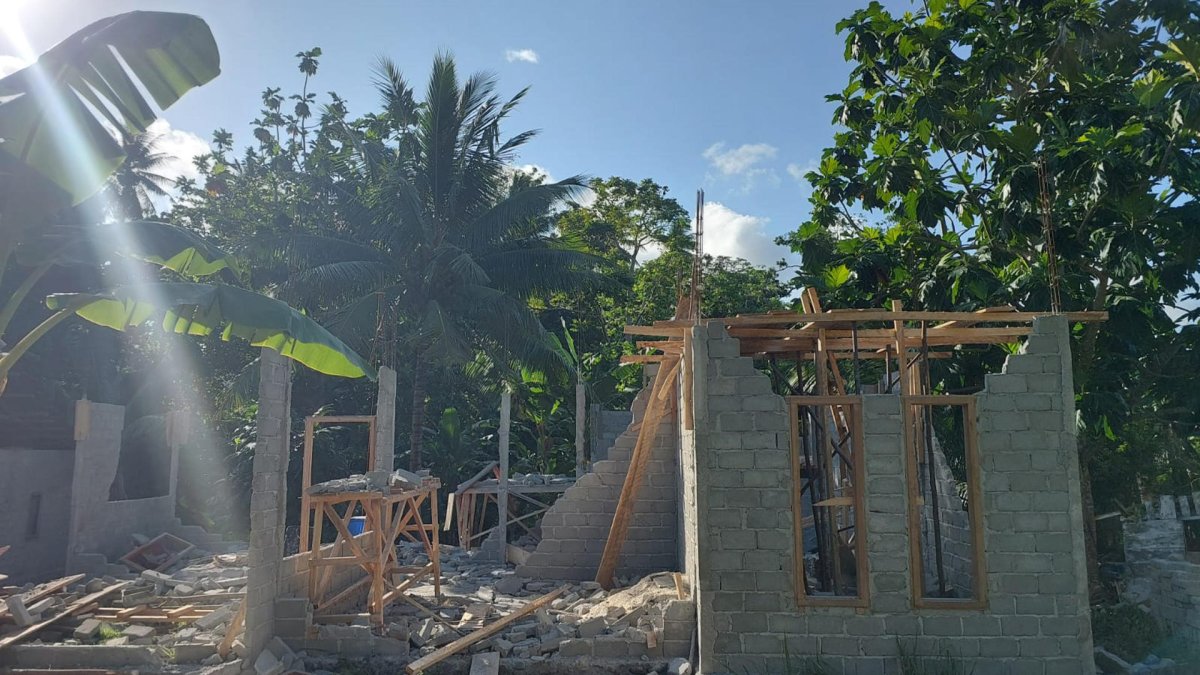 Fotografía que muestra una edificación afectada tras un terremoto en Indonesia este jueves, en la isla de Ternate (Indonesia).