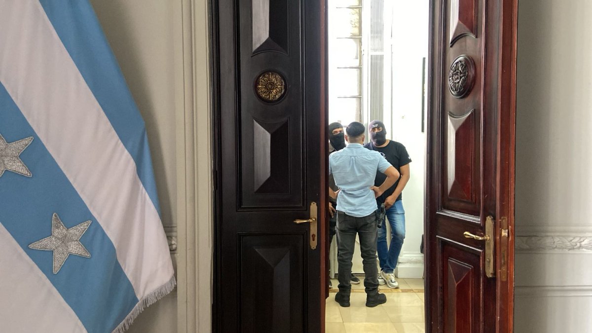 Allanamiento. Ambiente en el interior del Palacio Municipal.