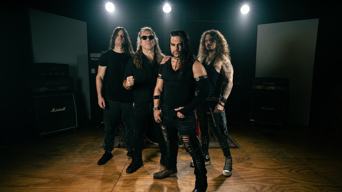 Arnau Martí (batería), Niko Del Hierro (bajo), Tete Novoa (voz) y Charlie Parra (guitarra) forman Saratoga, que este 24 de abril presentarán 'En estado puro'.