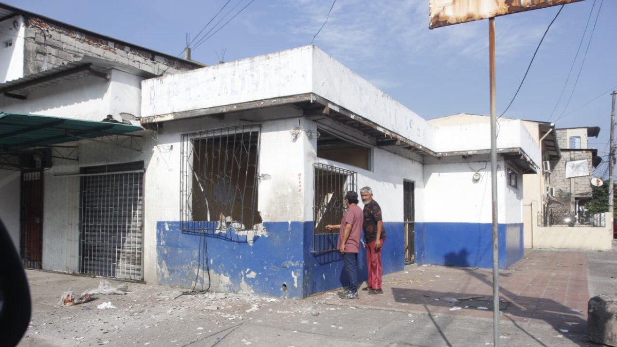 En esta UPC abandonada, en las calles 27 y Cuenca, se registró el ataque con explosivos. Ocurrió en el distrito Portete, en el suroeste de Guayaquil.