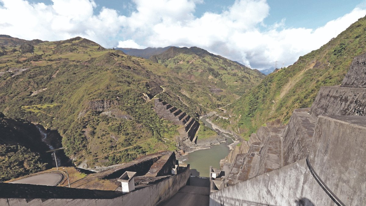 El embalse de Mazar, clave para la generación eléctrica de Ecuador, registra un descenso de más de 13 metros respecto a su cota máxima.