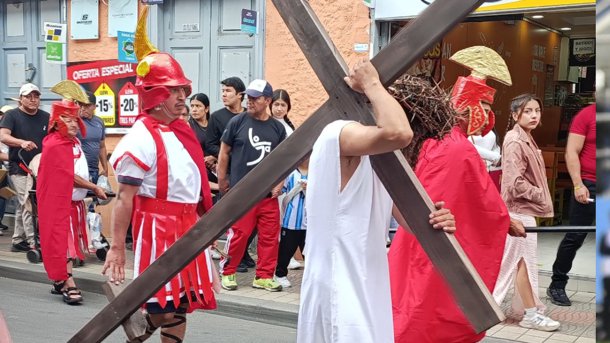 Fieles recorrieron las principales calles del centro de Loja durante el viacrucis organizado por la parroquia de San Francisco.