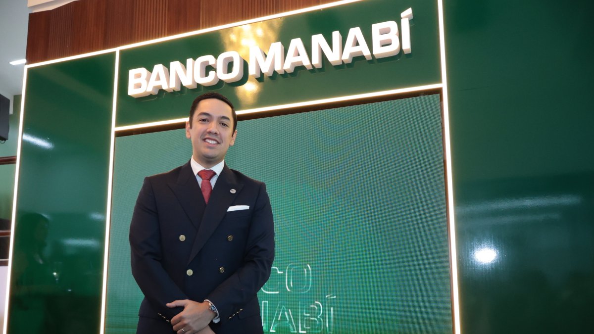 Es el presidente del directorio del Banco Manabí. Máster en Ciencias Jurídicas y máster en Derecho Internacional de los Negocios.