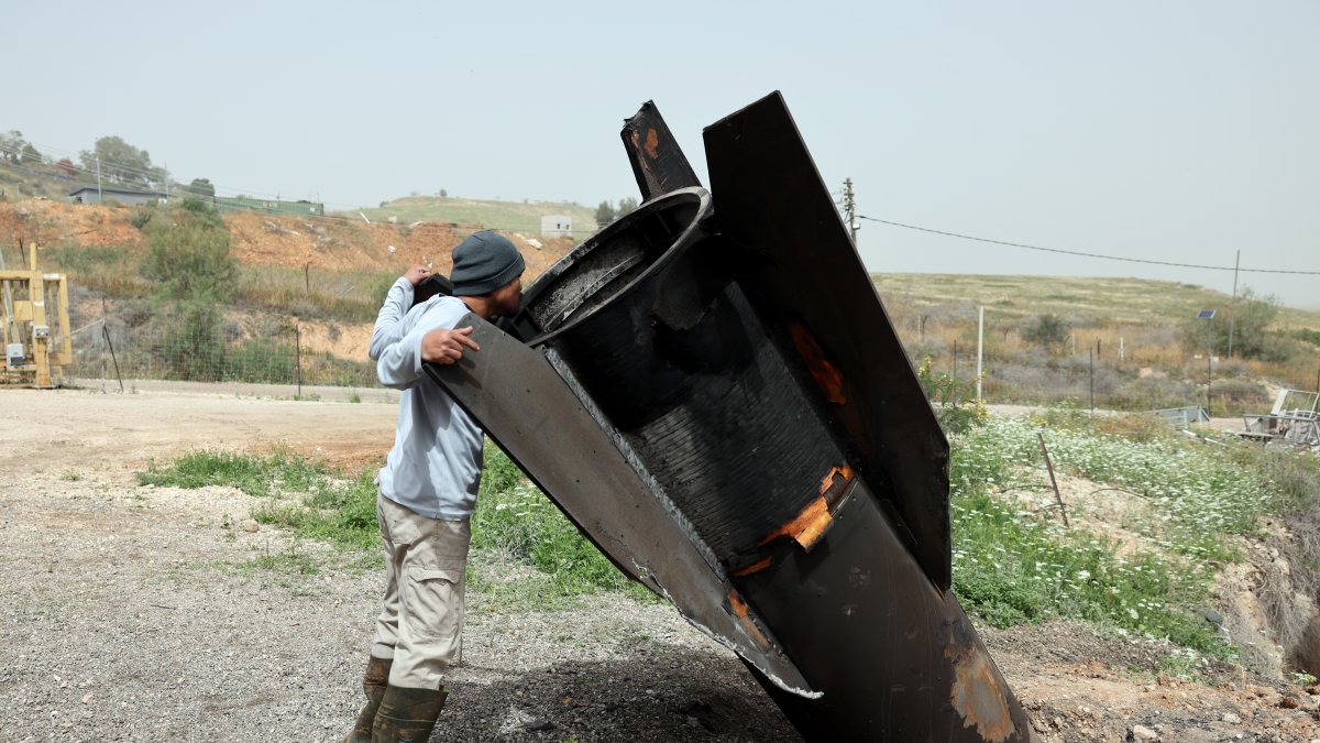 Un agricultor curioseó en un misil de Irán que impactó en el asentamiento de Israel en Cisjordania, en medio de la guerra en la que también participa Estados Unidos.