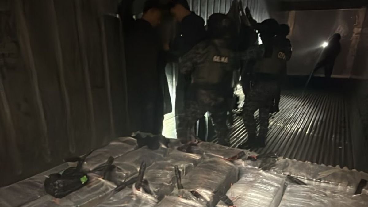 Un operativo dejó como resultado la incautación de una tonelada y media de droga y la detención de siete personas.