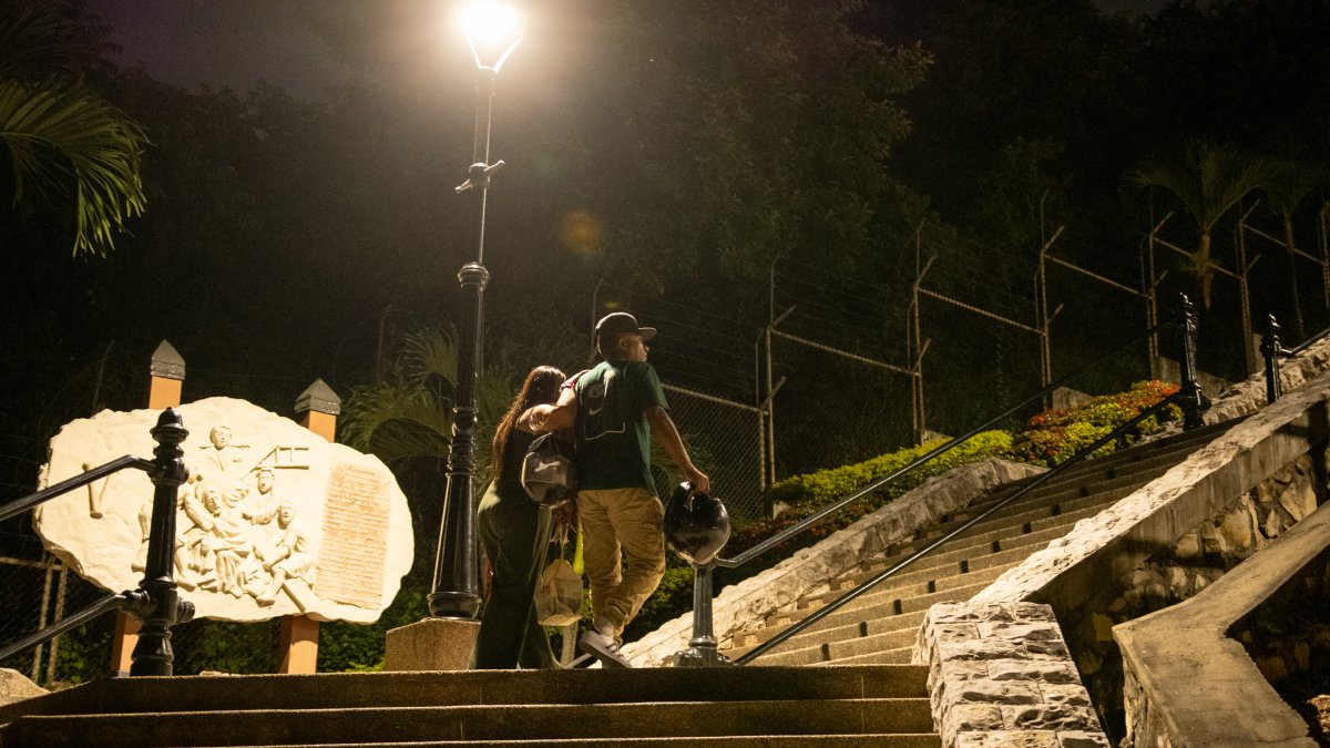 Solo las parejas suben al cerro del Carmen. A través de 164 escalones se llega al mirador donde está el monumento al Corazón de Jesús.