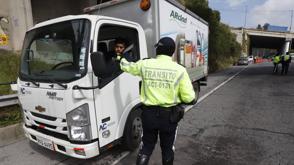 Agentes de tránsito controlan el cumplimiento de la restricción en la Simón Bolívar y Ruta Viva.