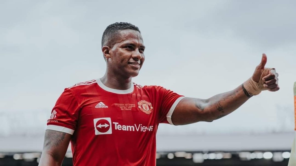 Antonio Valencia mantiene contacto permanente con el balompié de Inglaterra.