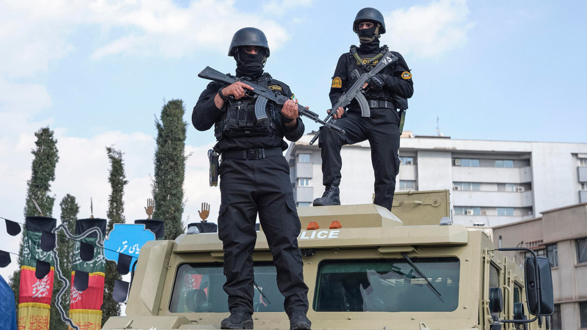 Agentes armados sobre un vehículo policial durante un operativo en Irán, en imagen de archivo difundida en el contexto de denuncias sobre el uso de menores en puestos de control.
