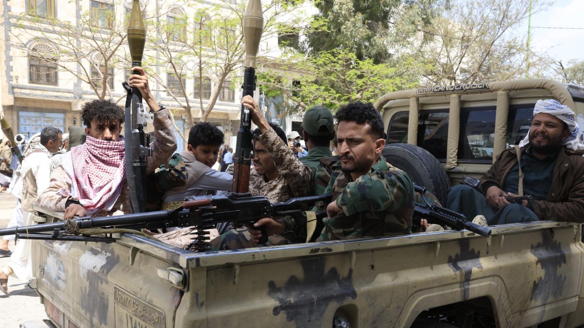 Rebeldes hutíes de Yemen afirmaron haber llevado a cabo ataques conjuntos contra objetivos israelíes en coordinación con la Guardia Revolucionaria de Irán.