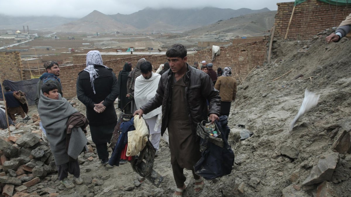 Residentes inspeccionan los daños tras un terremoto en Kabul, Afganistán, el 4 de abril de 2026.