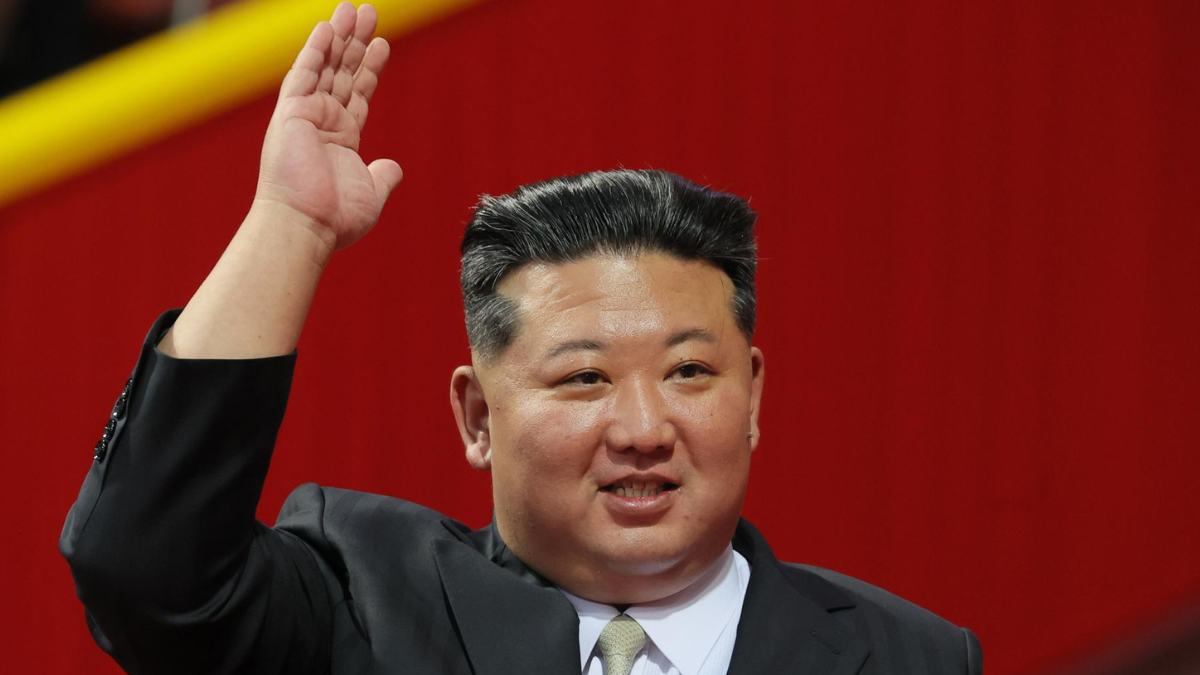 Kim Jong Un saluda durante el acto conmemorativo por el 80.º aniversario del Partido de los Trabajadores de Corea, en Pyongyang, el 9 de octubre de 2025.