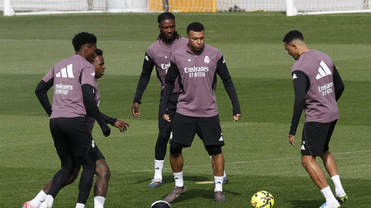 Los futbolistas del Real Madrid Vivicius Jr (2i), Camavinga (2i), Kylian Mbappé (2d) y Trent Alexander-Arnold (d) entrenan en Valdebebas.