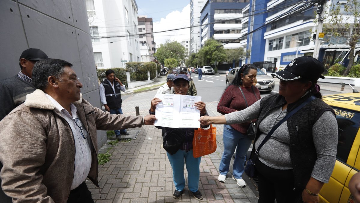 Píntag. Ayer, moradores de la parroquia rural llegaron con sus facturas a las oficinas de la entidad.