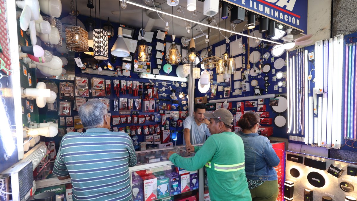 Por el temor a los apagones en el país, la ciudadanía empezó a comprar focos recargables.