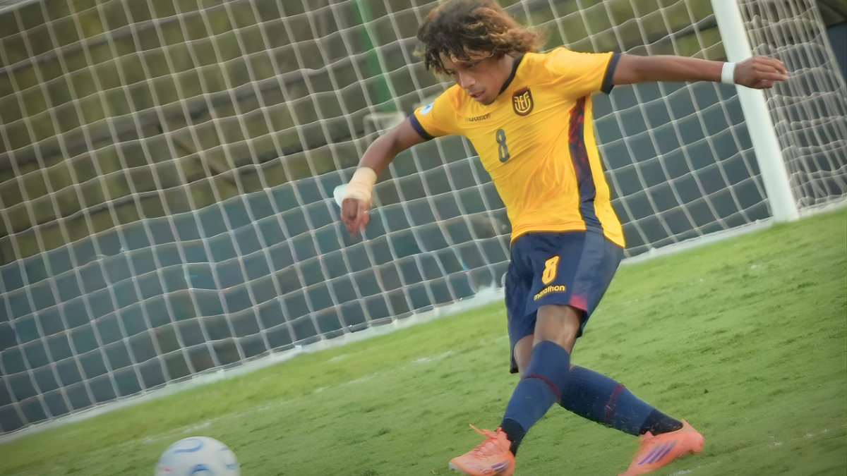 Un jugador de la Sub 17 de Ecuador durante el partido ante Colombia.