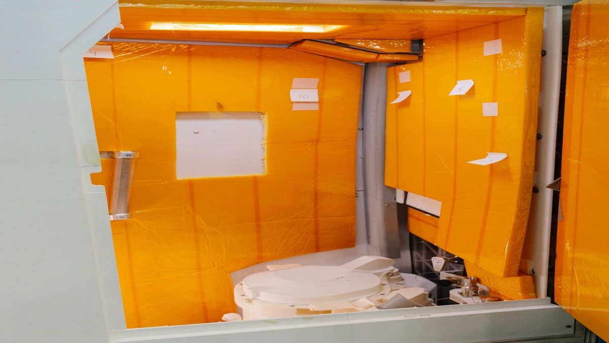 Captura de vídeo cedido por la NASA que muestra el retrete a bordo de la cápsula Orión de la misión lunar Artemis II.