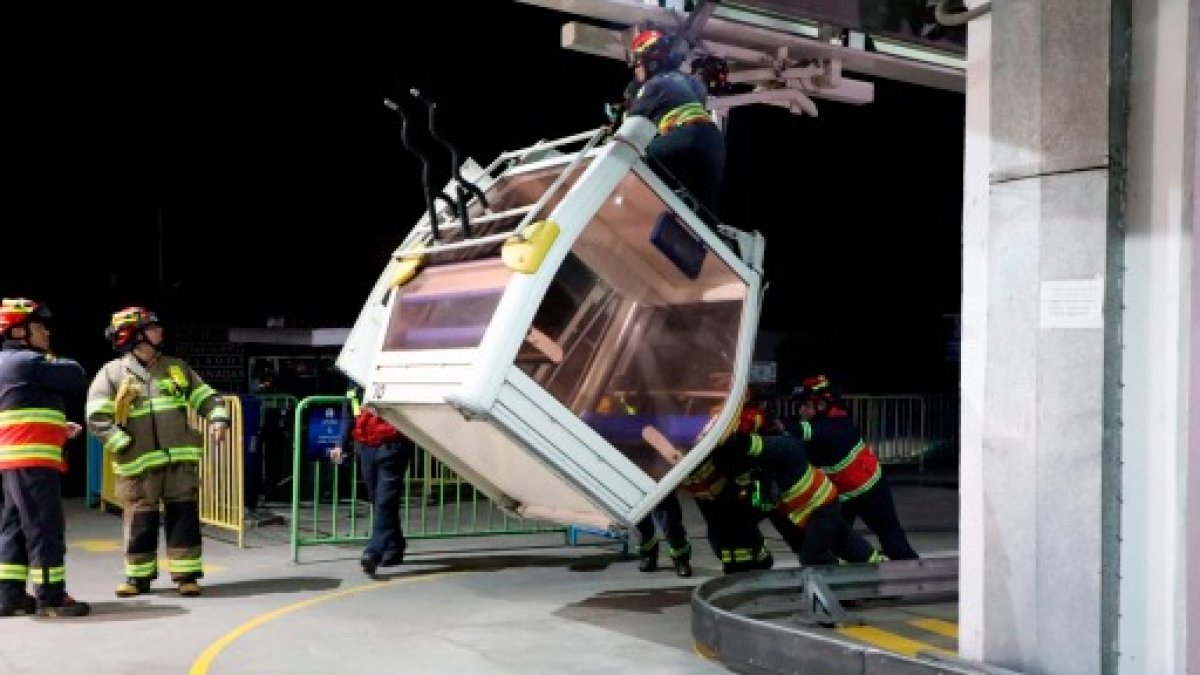 Referencia. Más de 100 visitantes quedaron varados por varias horas en la estación Cruz Loma debido a la lluvia y la tormenta eléctrica.