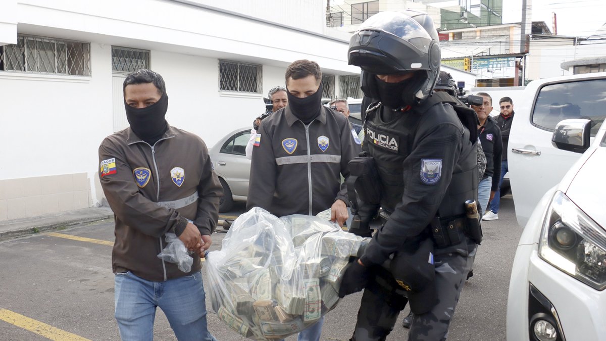 El hallazgo de casi un millón de dólares en efectivo abrió una incógnita: la posible intervención de unidades de fuero nacional.