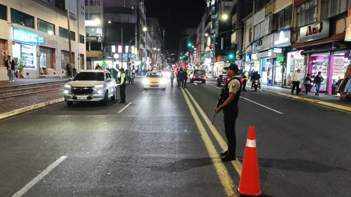 Referencial.Operativo policial en la zona sur tras un ataque armado en un complejo deportivo, donde dos personas fallecieron y siete resultaron heridas.