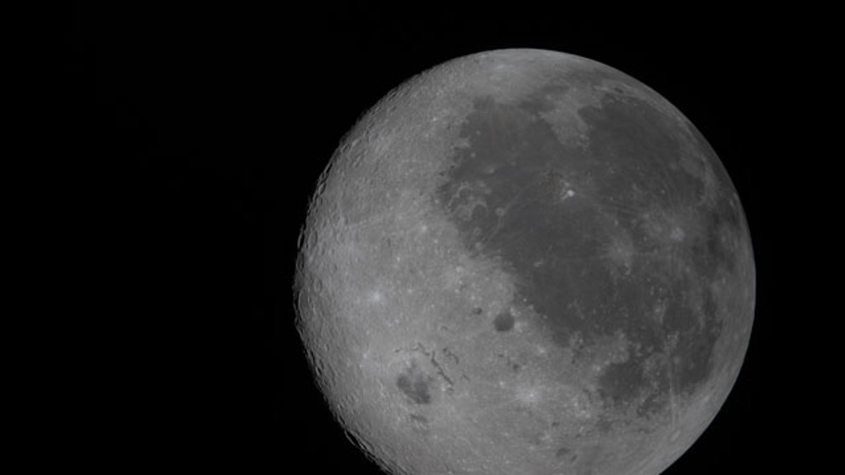 Fotografía tomada de la cuenta oficial en X de la NASA @NASA donde se observa la cara visible de la luna al costado derecho y la cara oculta del lado izquierdo.