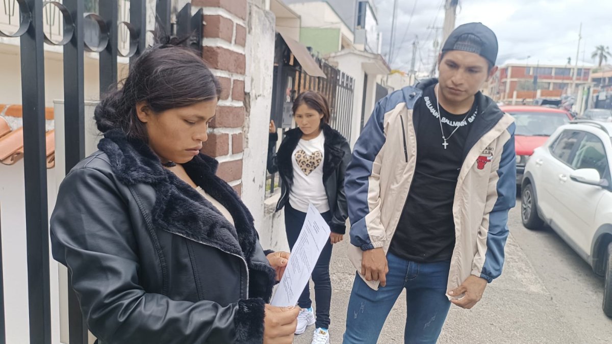 Neli Shunta realiza los trámites necesarios para retirar el cuerpo de su pequeña hija que perdió la batalla contra la neumonía.